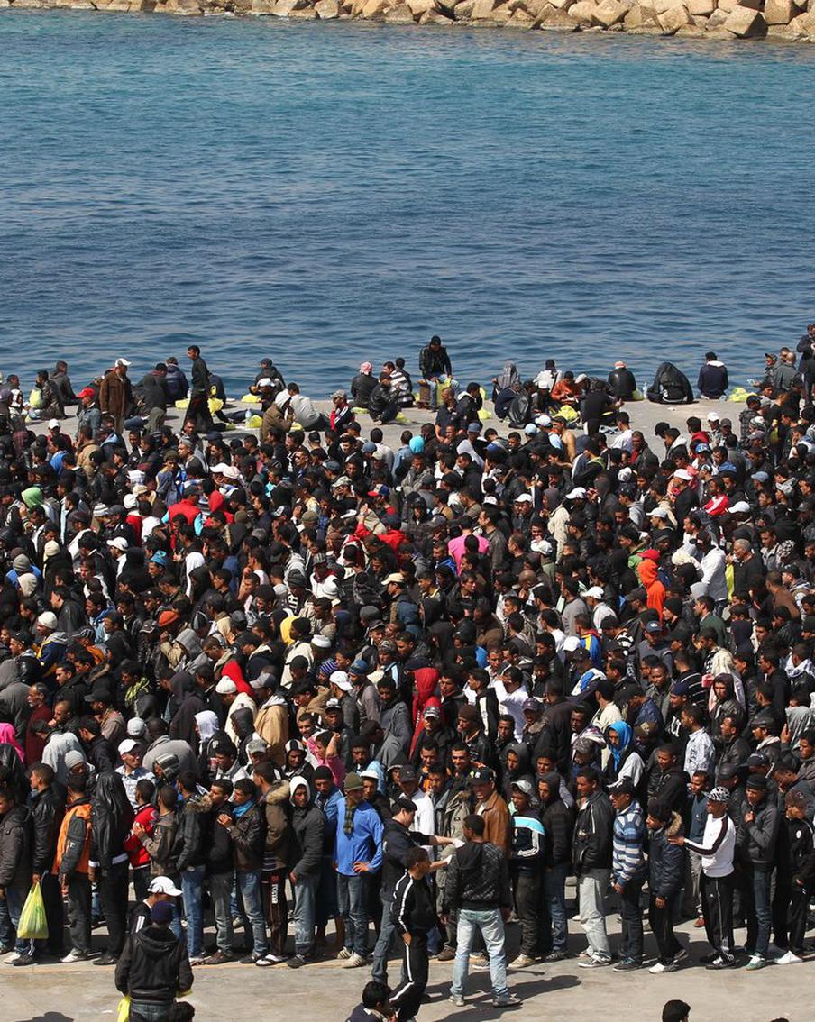 За сутки на Лампедузу прибыли более пяти тысяч мигрантов