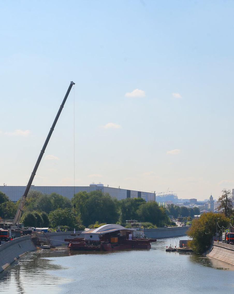 Как москвичи встретили приплывший к ним по реке мост, выяснил репортёр Metro