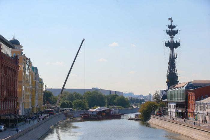 Как москвичи встретили приплывший к ним по реке мост, выяснил репортёр Metro