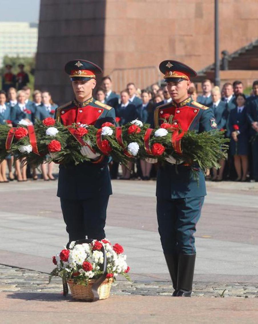 Сотрудники налоговой службы возложили цветы к мемориалу павшим в ВОВ на Поклонной горе