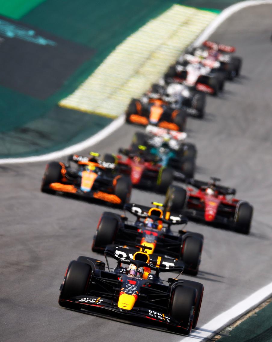 Пилоты Red Bull выиграли все этапы в  "Формуле-1". Выяснили, в чём причина успеха австрийской команды