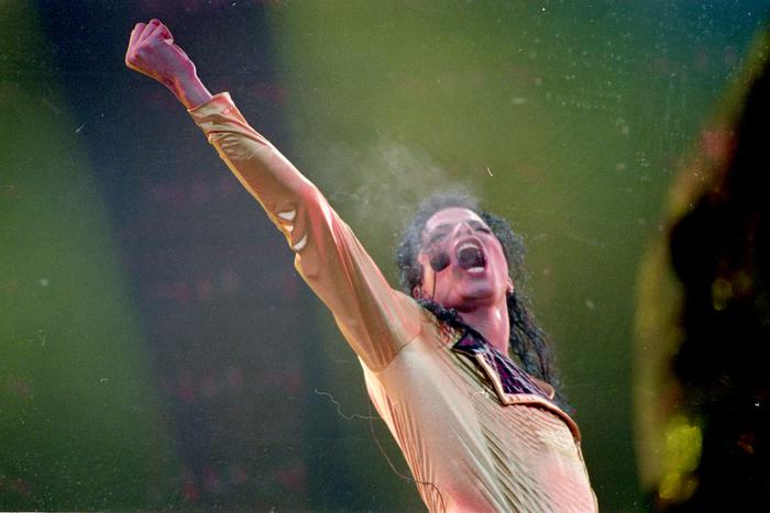 30 лет назад "Лужники" встретили Майкла Джексона дождём