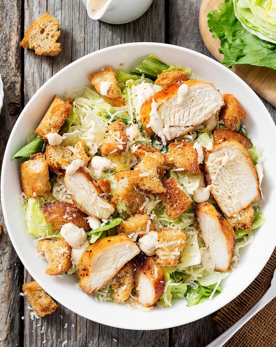 "Цезарь" стал самым популярным салатом среди россиян этим летом, подсчитали аналитики