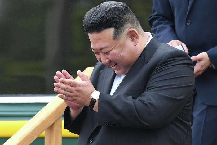 Ким Чен Ын получил бронежилет и дроны-камикадзе в подарок от российского губернатора