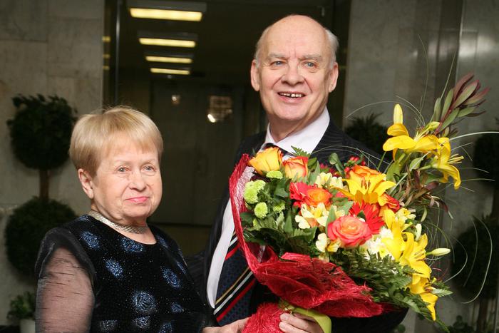 "Опустела без тебя Земля": москвичи рассказали о любимых песнях Николая Добронравова