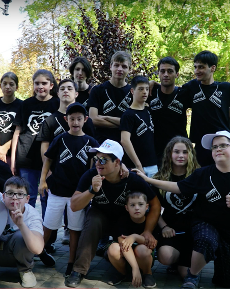 Российские дети с особенностями научились сложным танцам с саблями и мечами