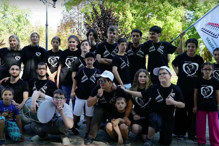 Российские дети с особенностями научились сложным танцам с саблями и мечами