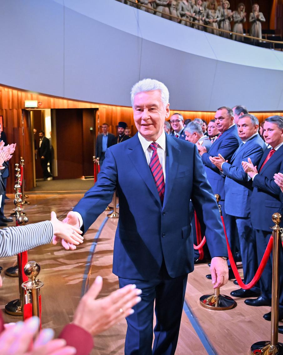 Сергей Собянин вступил в должность мэра Москвы. Владимир Путин пожелал мэру и его команде удачи