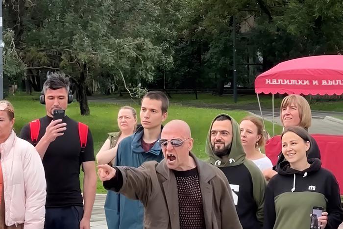"В атаку, воины! Настал час возмездия!" Актёр решил снимать пранки и стал звездой