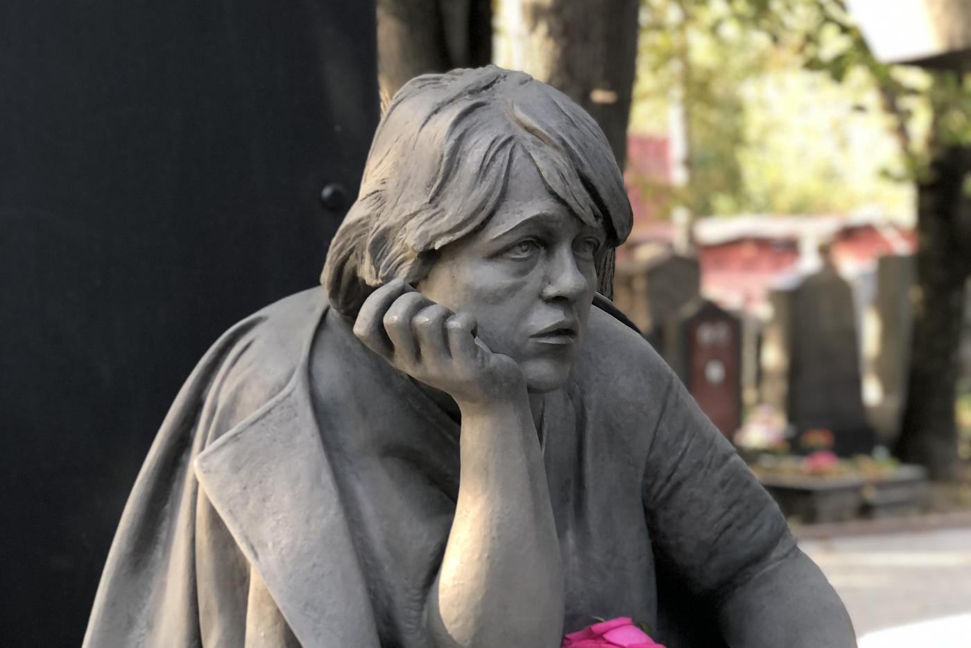 Памятник галине волчек на новодевичьем кладбище фото