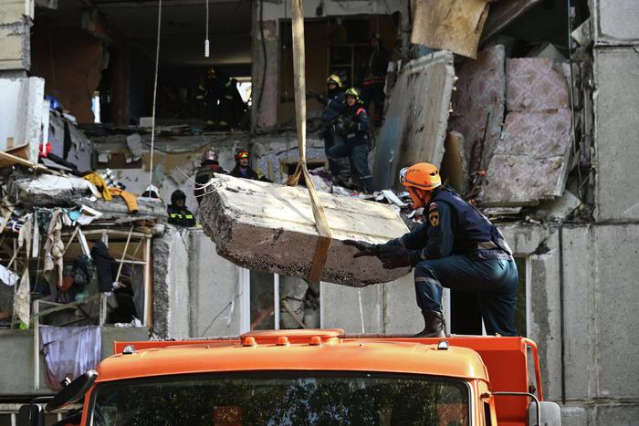 МЧС уточнило данные по спасателям, оказавшимся под завалами в Балашихе