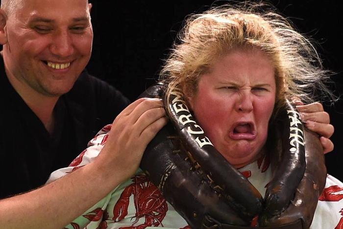 В Англии прошла ярмарка, где выбрали умельца кривить самую смешную рожу