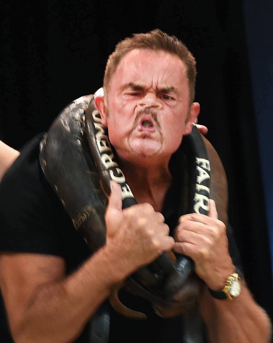 Кандидат на победу в конкурсе на лучшее кривляние.