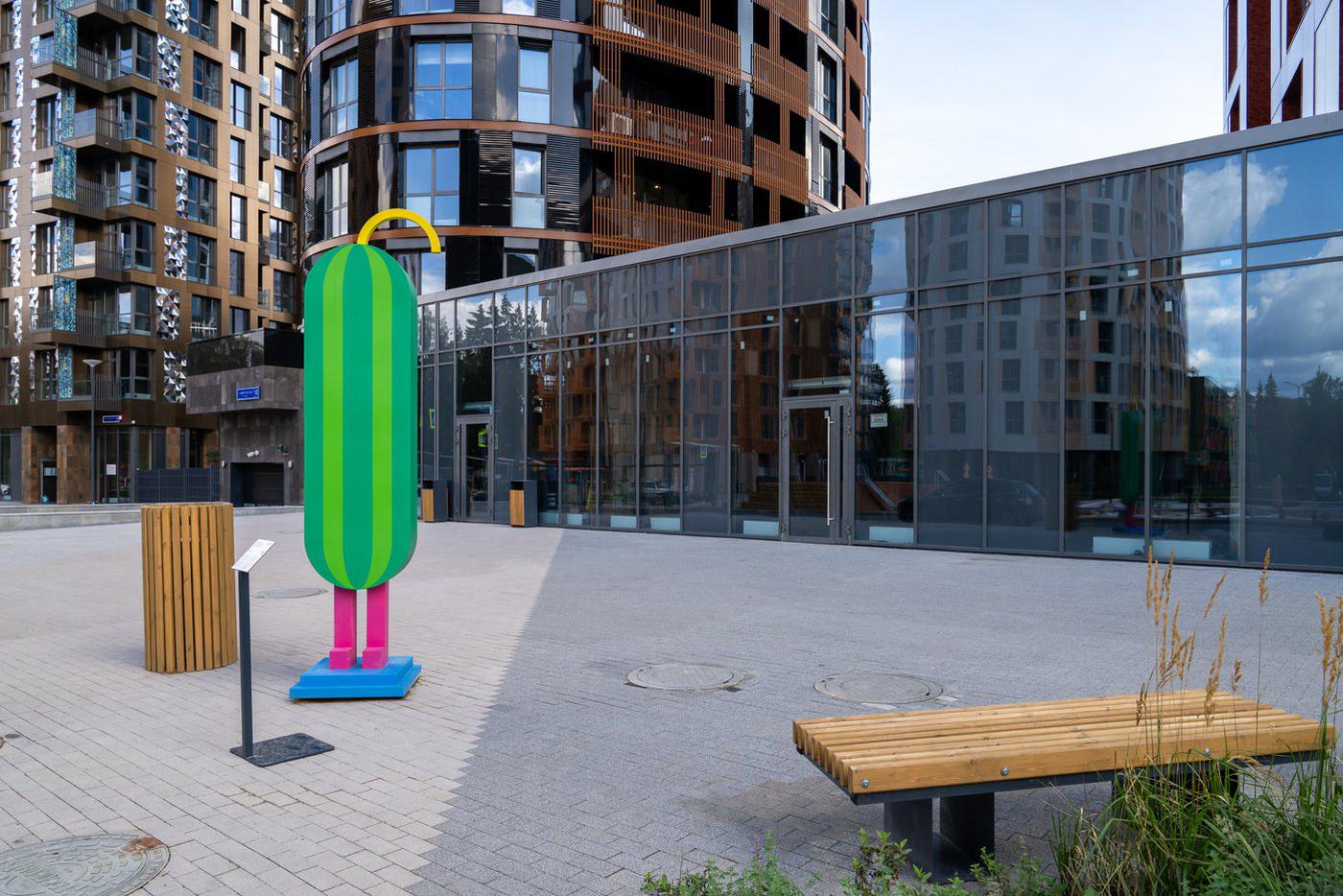 11 работ известных современных художников Дмитрия Аске, Ивана Горшкова, Андрея Люблинского, Матвея Шапиро, Нади Лихогруд и Михаила Хвалебнова, Эльдара Ганеева и Максима Свищёва выставлено на Дизайнерском бульваре.