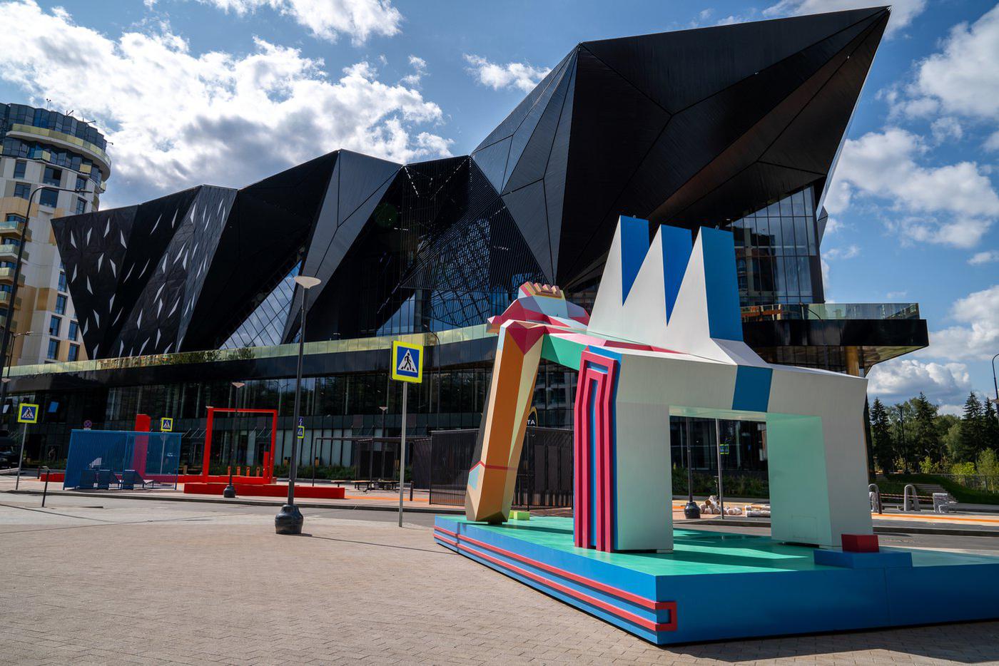 "Безобраз" – монстр из цифровой реальности, которого "оживил" петербургский художник Максим Свищёв. Его работы выставлялись в Берлине, Нью-Йорке, Турине, Сеуле, Токио и Венеции