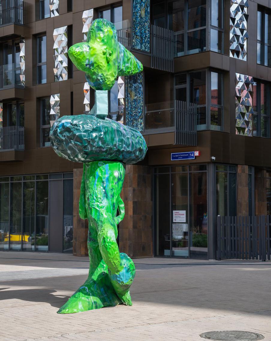 "Пешеход" Ивана Горшкова – неземное существо с человеческими чертами. Конструкция перекручена вокруг оси, отсюда создаётся ощущение, что "Пешеход" одновременно куда-то идёт и стоит на месте.