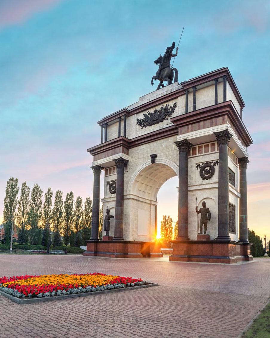 Украинский беспилотник атаковал административное здание в Курске