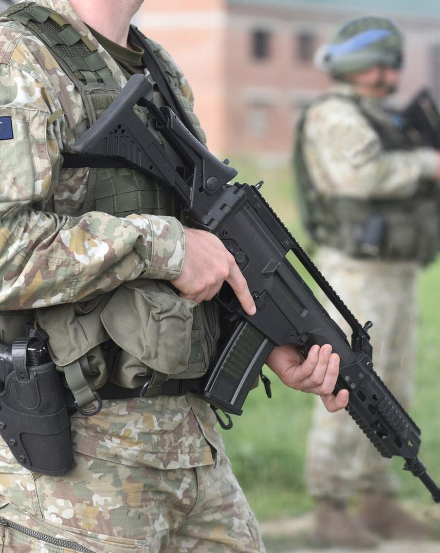 После того как неизвестные застрелили косовского полицейского, в республике закрыли два КПП на въезд со стороны Сербии