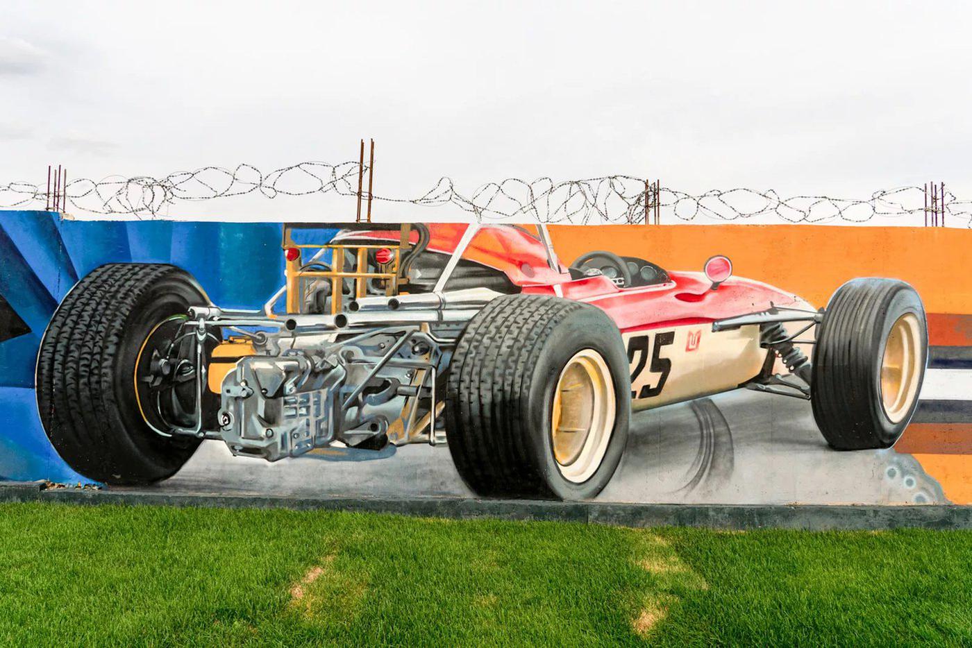 Чтобы изображения сохранились как можно дольше, художники на финальном этапе нанесли защитный лак