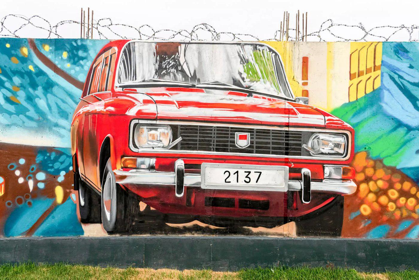 Благодаря муралам москвичи смогут узнать больше об истории знаменитого предприятия и моделях автомобилей