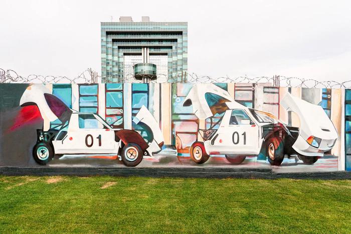 В Москве появились новые муралы: стена вдоль завода "Москвич" заиграла красками