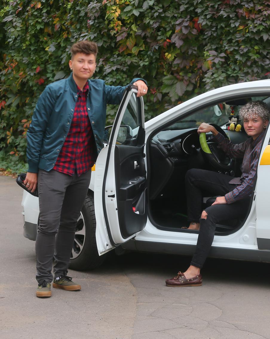 "Пусть гудят! Я не нарушаю правила". Что нервирует таксисток с нарушениями слуха