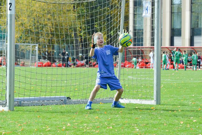 Школьники чуть не обыграли звёзд российского футбола