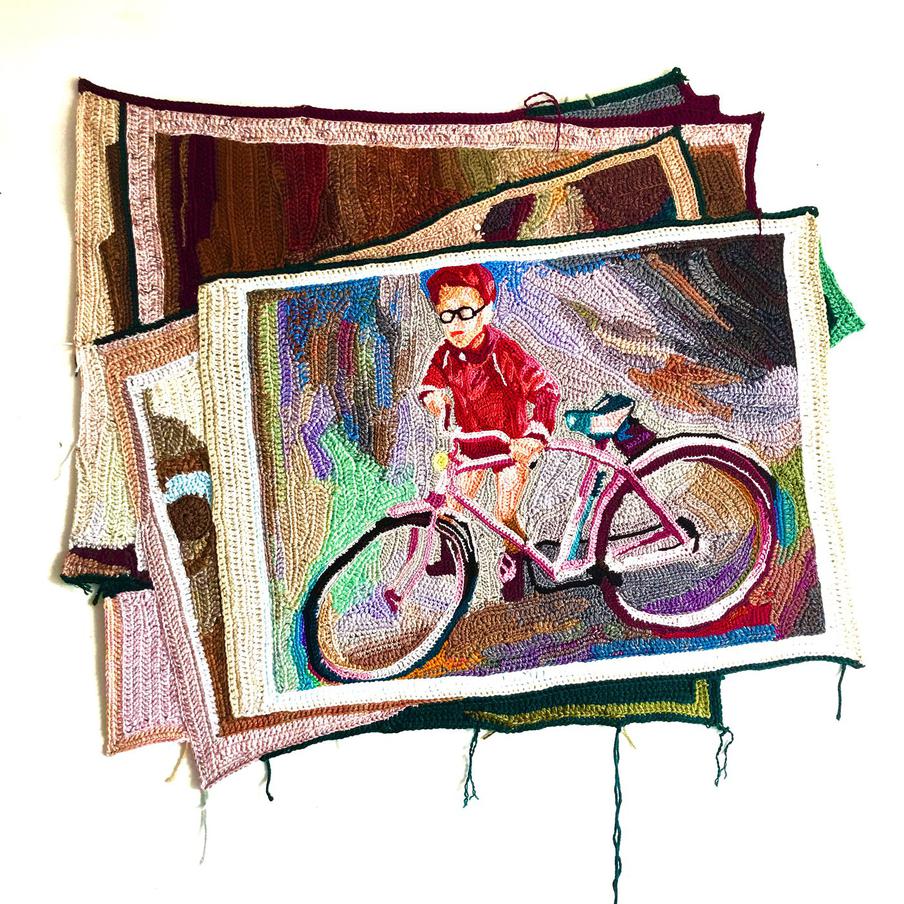 Катерина может вязать всё – даже стопку старых фото