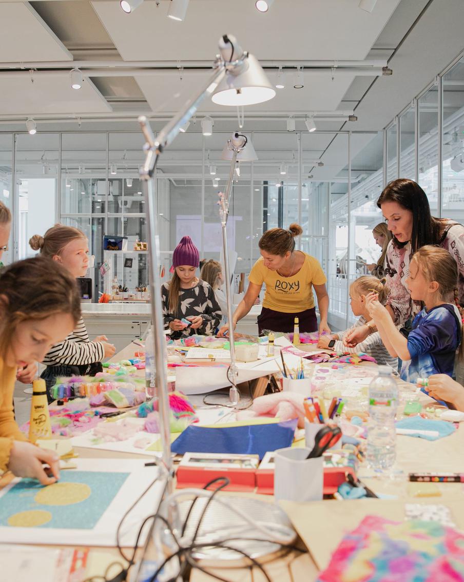 Хихизвери и хахамонстры помещаются на ладошке и живут в кармашке. Из искусственного меха, ярких блёсток и пластилина можно сделать забавного зверька