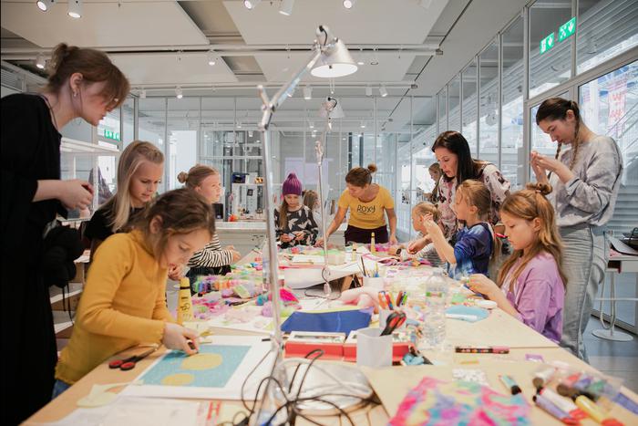 Хихизвери и хахамонстры помещаются на ладошке и живут в кармашке. Из искусственного меха, ярких блёсток и пластилина можно сделать забавного зверька