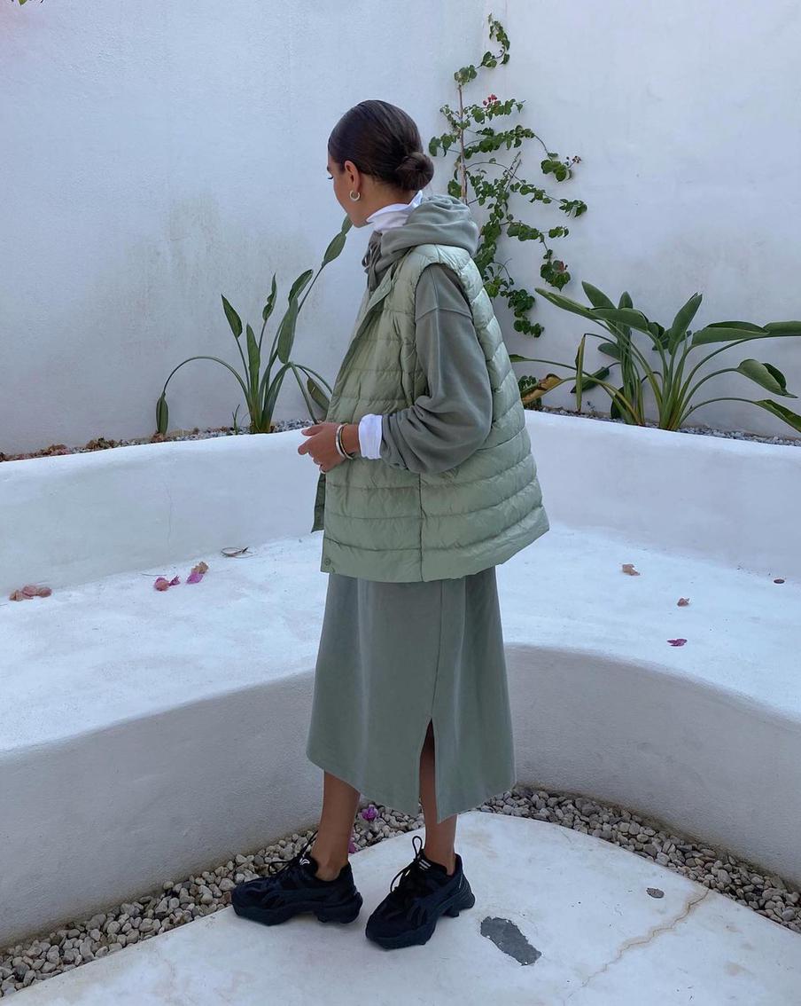 С платьем-худи.