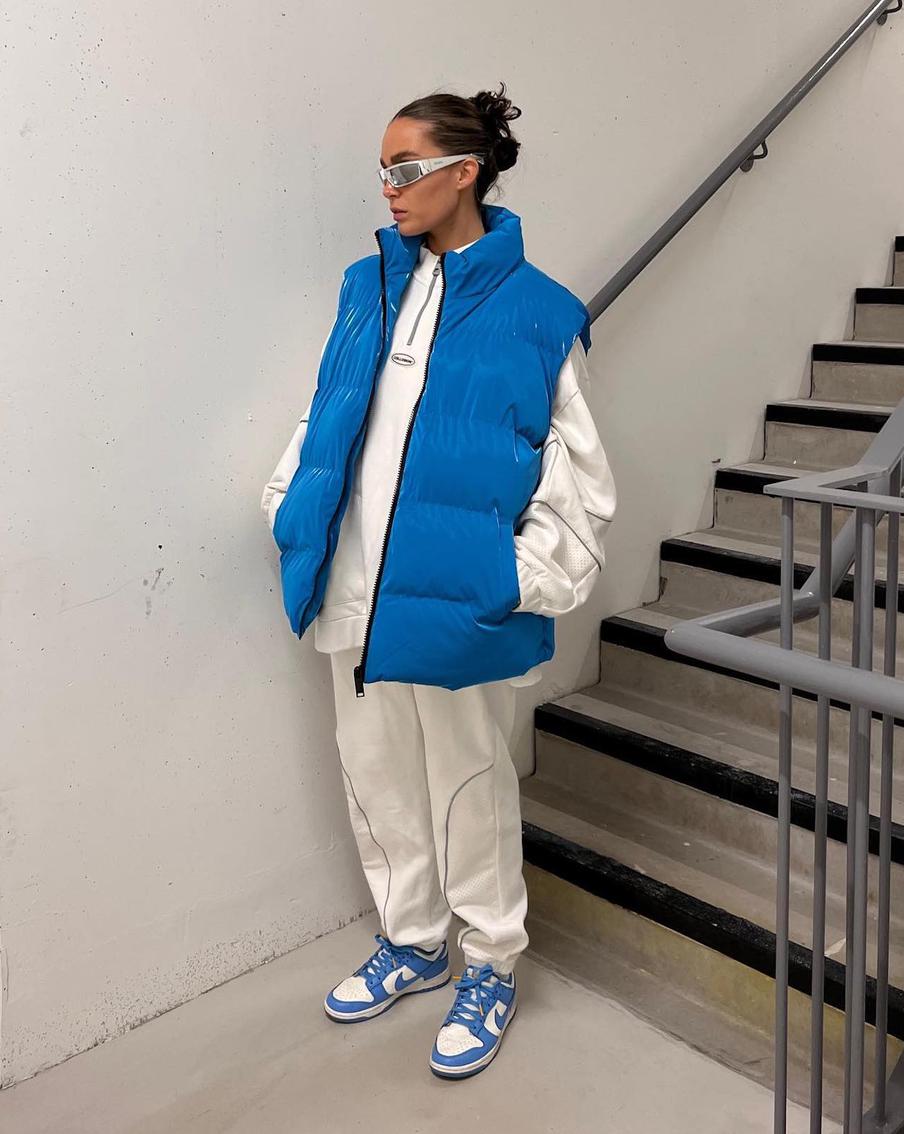 Со спортивным костюмом.