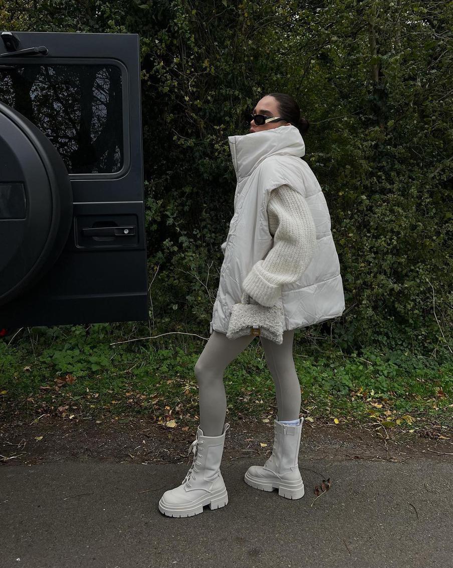 С легинсами и объёмным свитером.