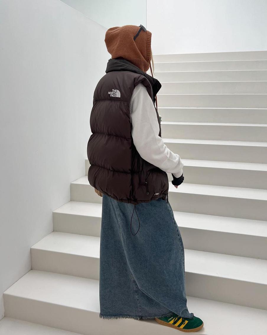 С джинсовой макси-юбкой.