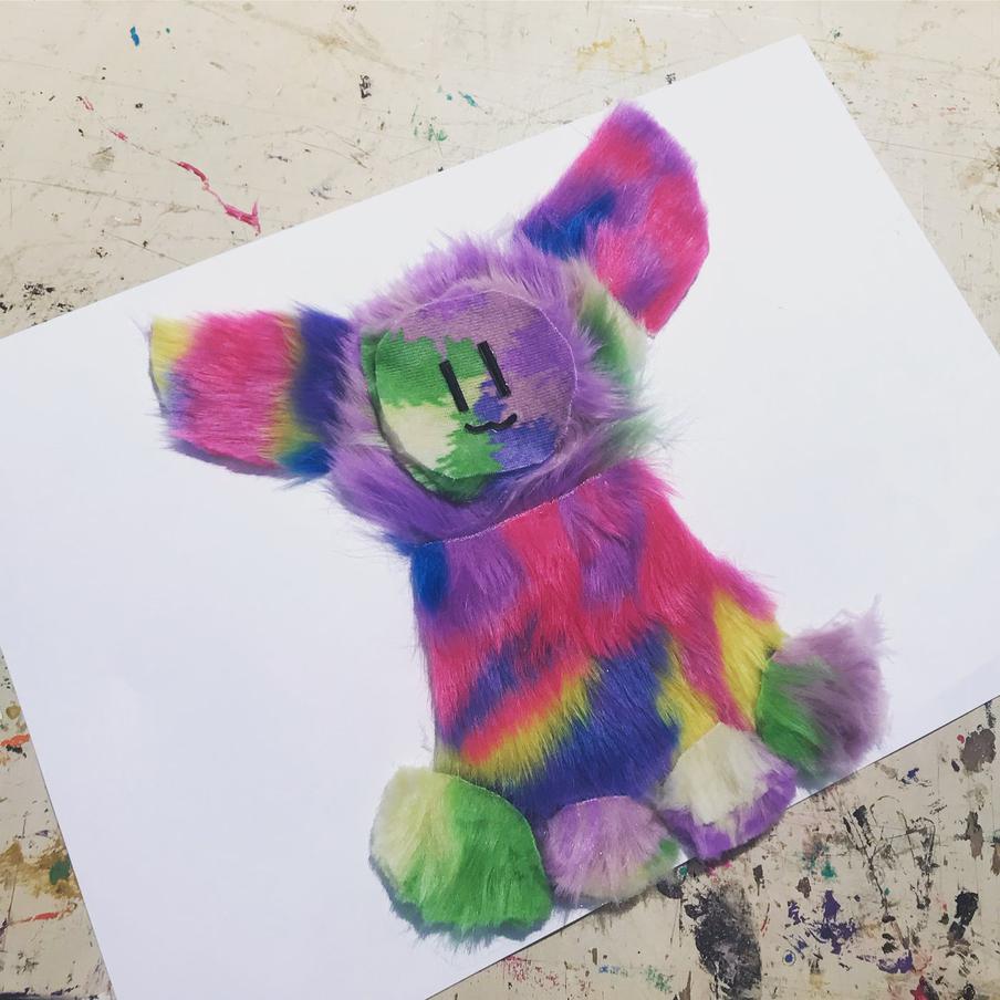 Пушистый разноцветный монстрик получился у девочки на мастер-классе.