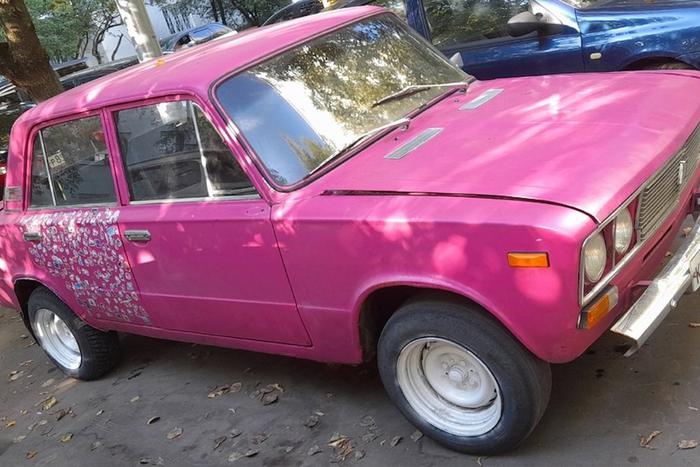 Розовая "шестёрка" стала звездой на районе