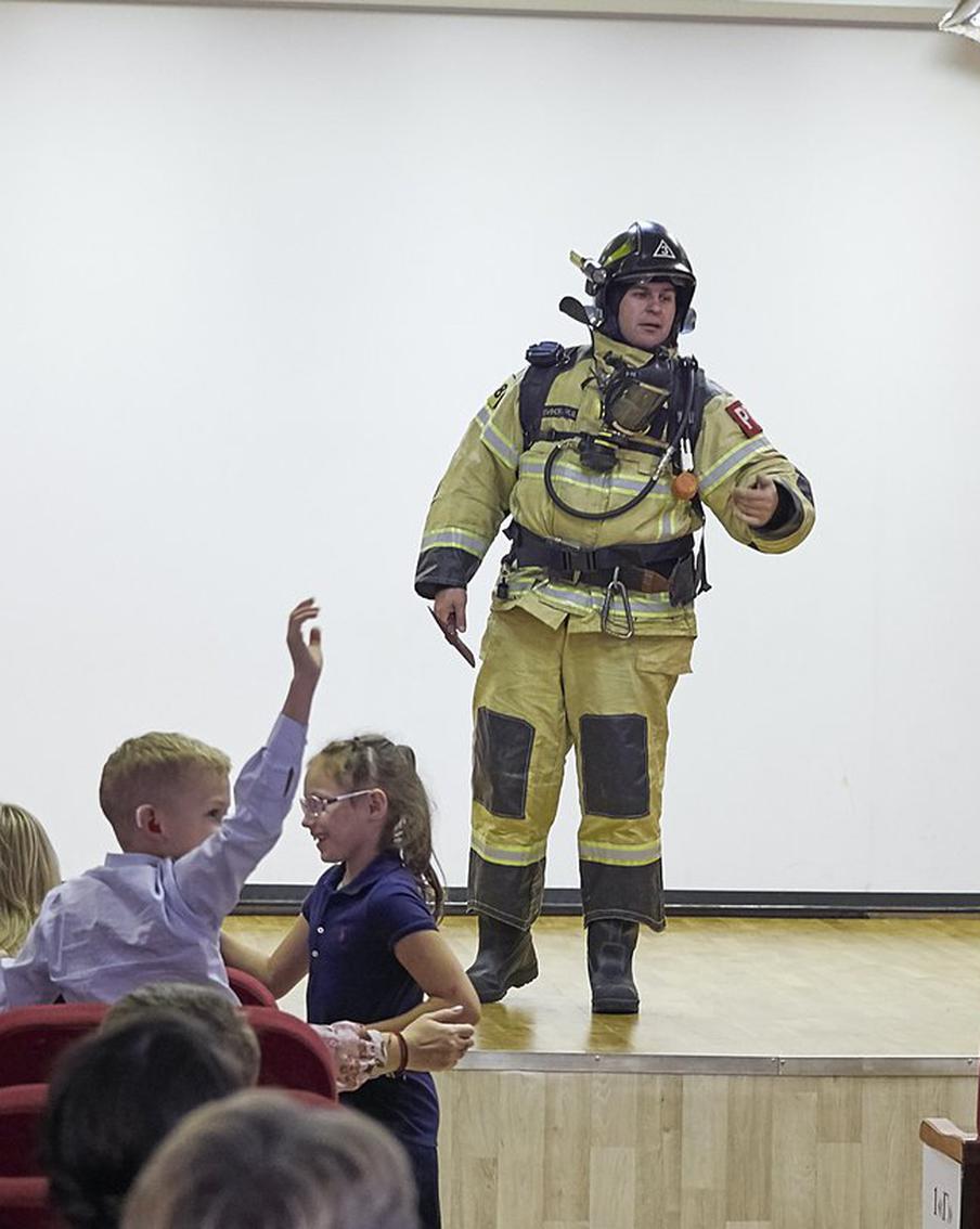 Ученики коррекционной школы-интерната пришли в восторг от костюма пожарного