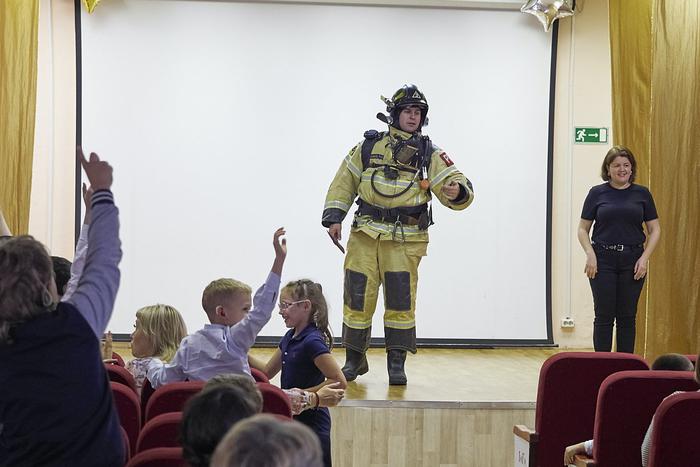 Ученики коррекционной школы-интерната пришли в восторг от костюма пожарного