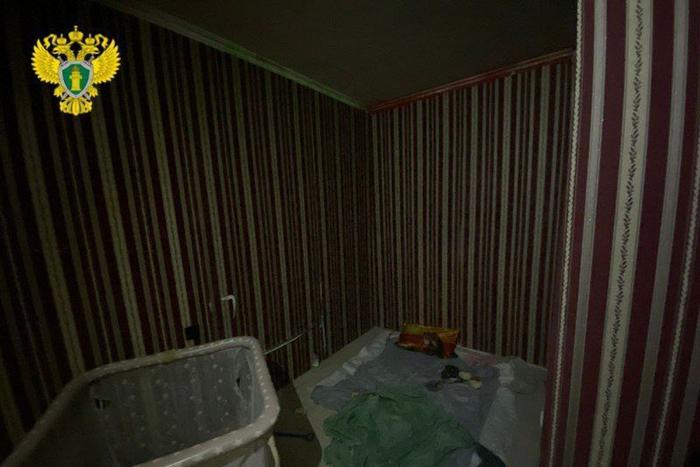 В столичной квартире заперли детей без еды и одежды