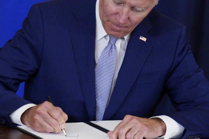 Байден подписал бюджет без помощи Украине. Иначе в США случился бы шатдаун