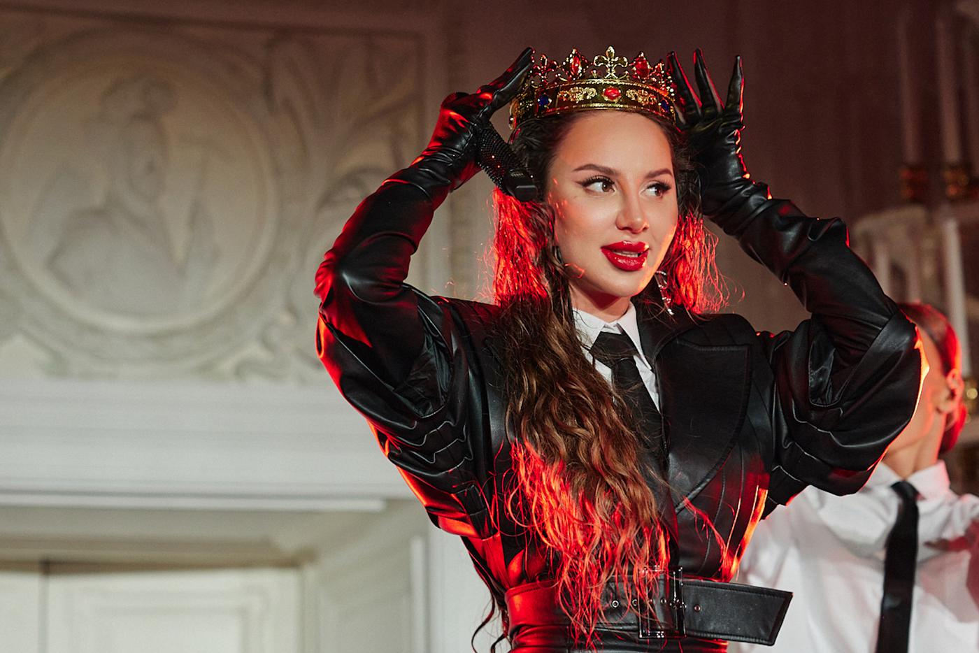 Дорого-богато: рассказываем, как Анна Асти устроила бал в Москве