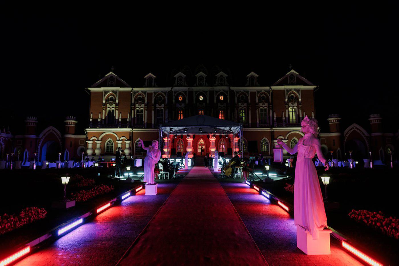 Местом для бала стал Петровский путевой дворец.