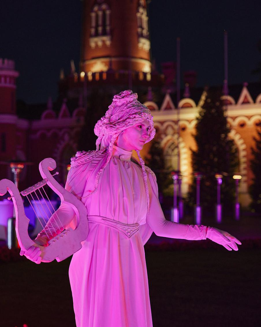 Живые скульптуры встречали гостей бала на красной дорожке.