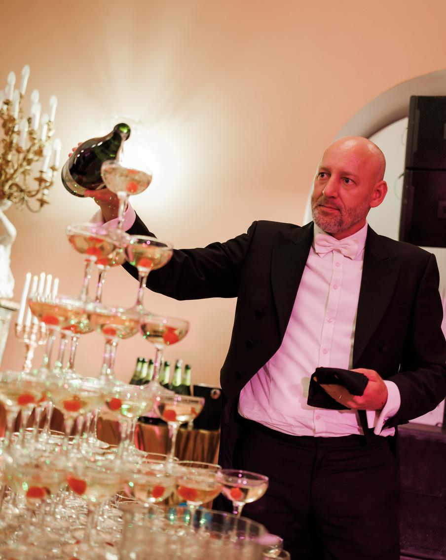 Вино в этот вечер лилось рекой.