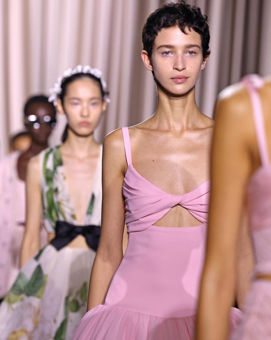 Все оттенки красного, деним и цветы: тренды Недели моды в Париже