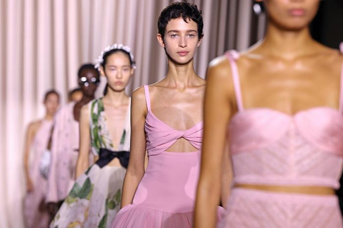 Все оттенки красного, деним и цветы: тренды Недели моды в Париже