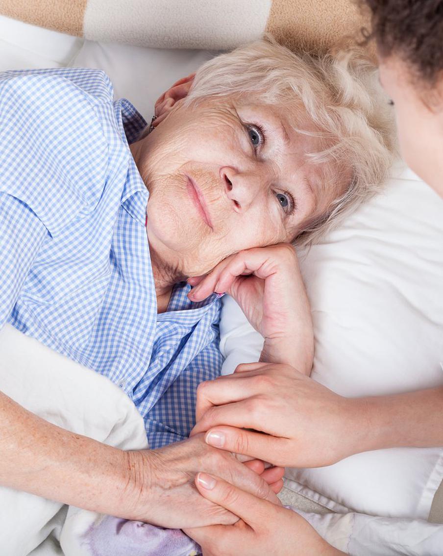 Если вы ухаживаете за лежачими родственниками, не погружайтесь в свои проблемы с головой