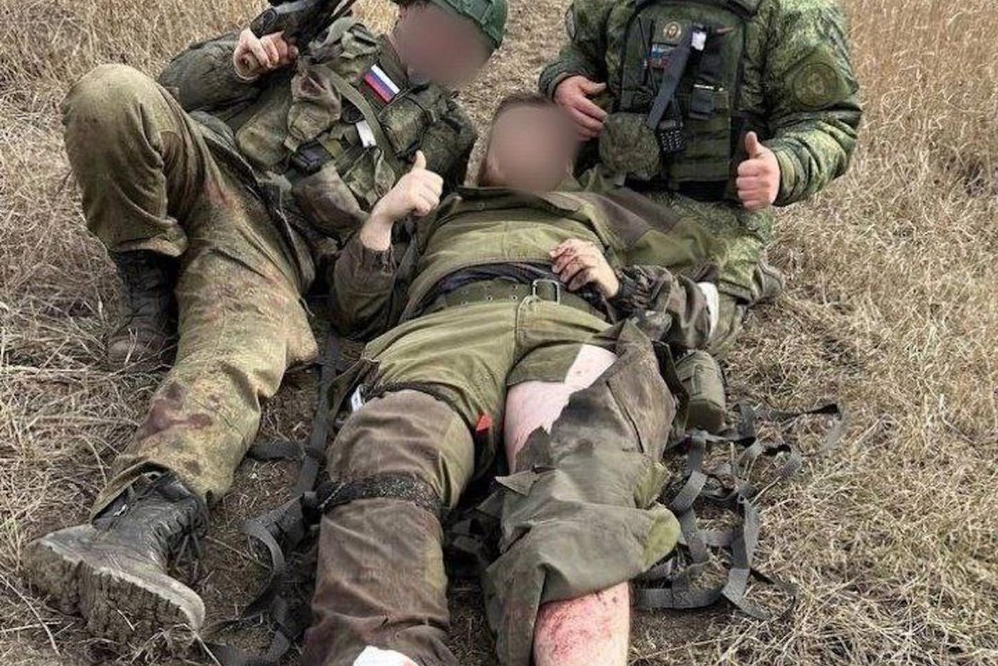 Носилки на фронте не только спасают, но и машины вытягивают