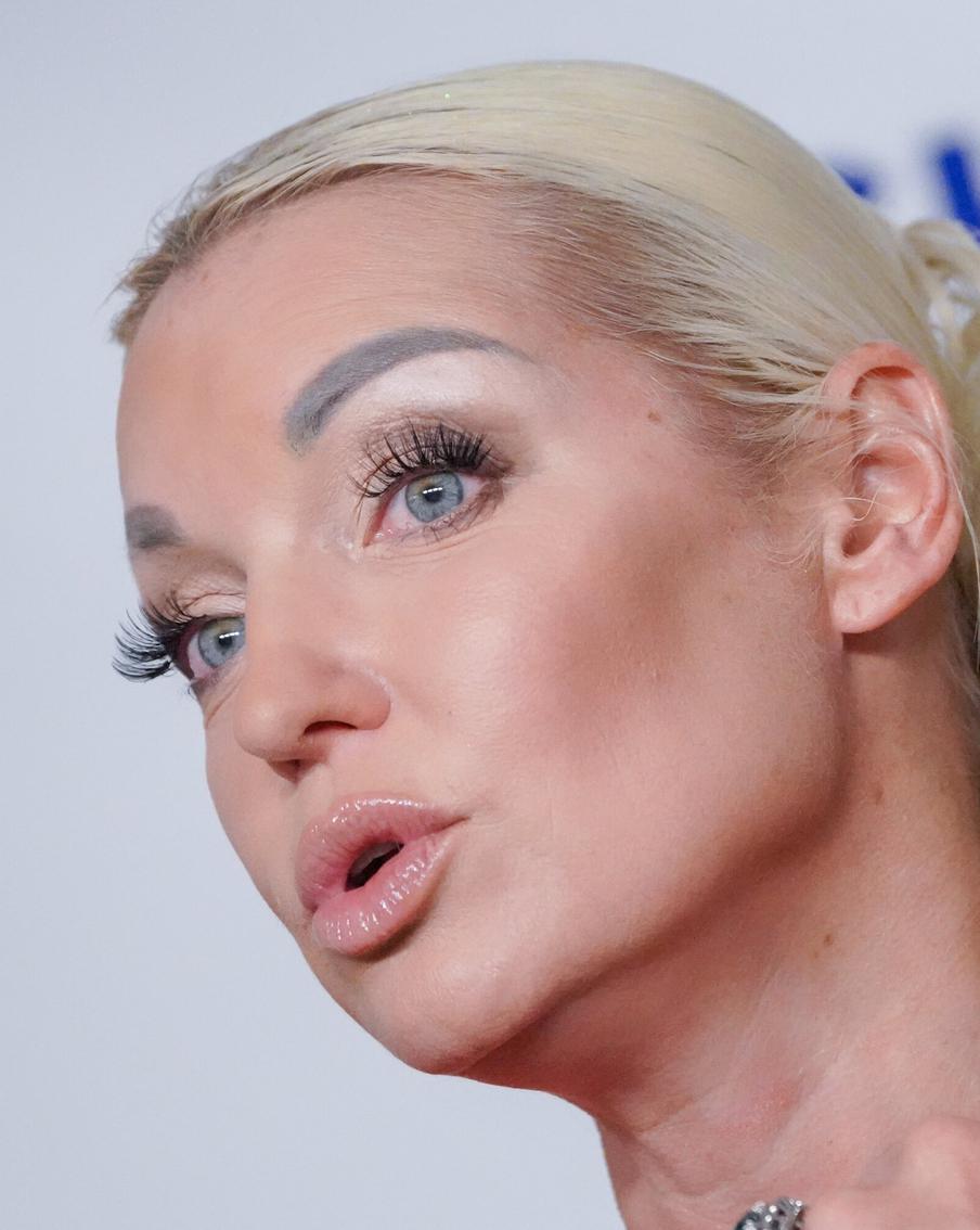 Анастасия Волочкова хвастается новым подарком от поклонника: это колечко с бриллиантом в 4,9 карат