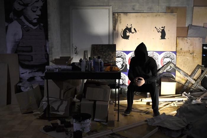 Личность художника Бэнкси могут раскрыть, пишут СМИ